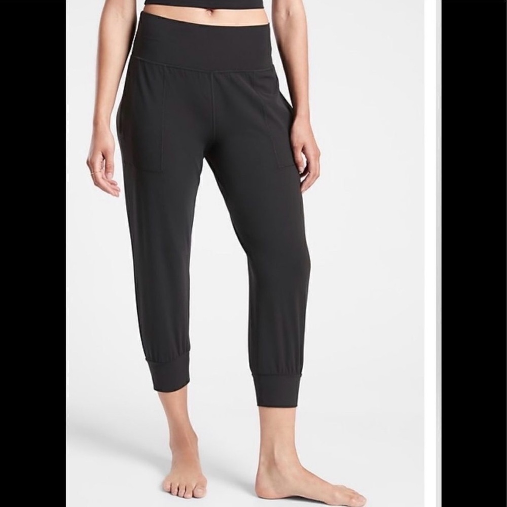 Athleta Salutation Jogger Cropped Black